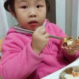 宝宝吃贝贝瓜很香的视频,甜蜜笑容感染人心