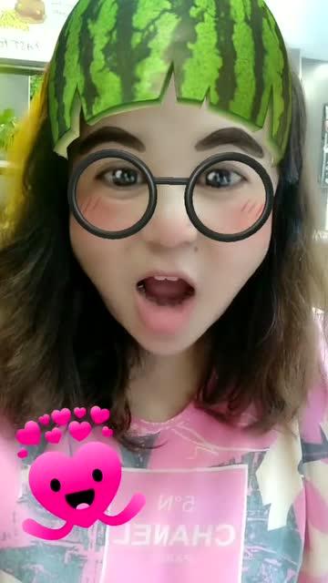 小坏蛋吃瓜笑哈哈视频,欢乐瞬间，童趣盎然